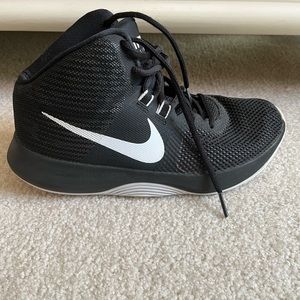 Nike Unisex (Women’s size 7-Men’s 5.5) Basketball Shoes